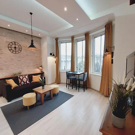 2 Separated Apts In 1 Price! Unique Downtown Views Budapeszt