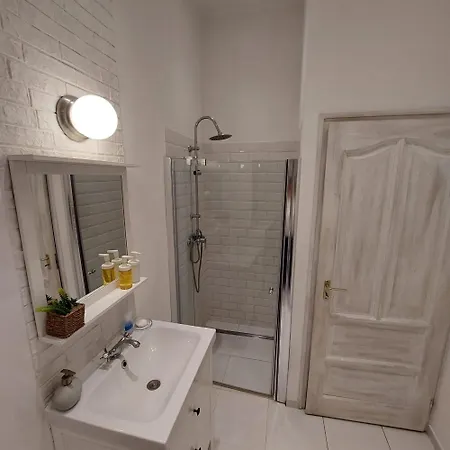2 Separated Apts In 1 Price! Unique Downtown Views Budapeszt
